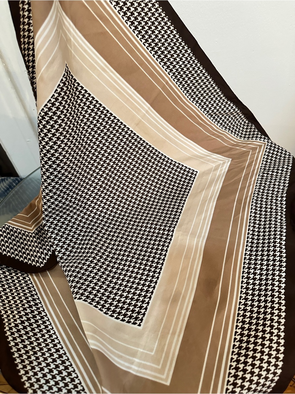 Vintage made in Italy 100% polyester- Classic Houndstooth Detail scarf